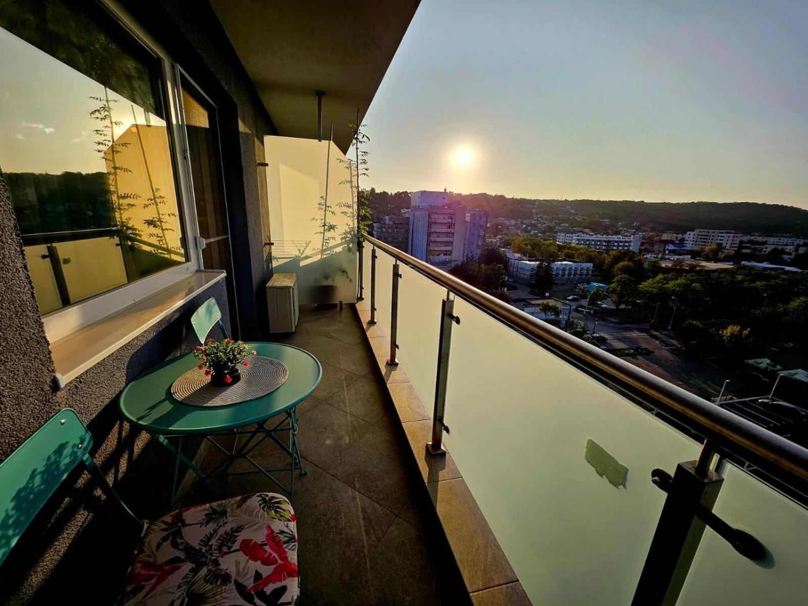 Rainbow Apartment Pink - Free Parking- Zona Spital Recuperare Iasi Exterior foto